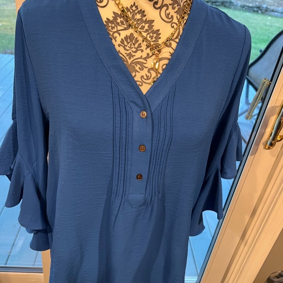 NWOT. Vince Camuto V neck formal top. - Picture 1 of 5